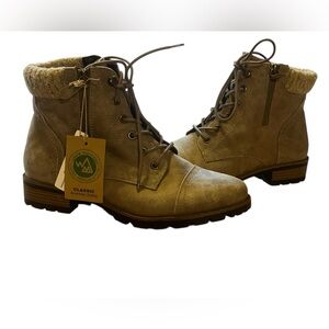 NWT White Mountain Daisy lace up booties. Size 9.